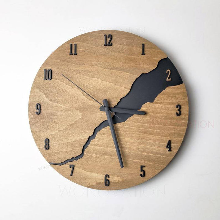 Stornfield | RusticEdge – Horloge mural unique avec surface en bois fissuré et élégance rustique
