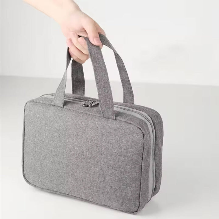 Water-repellent make-up bag with hanging hook | Stornfield