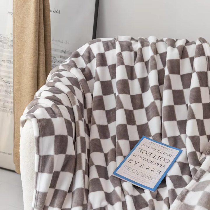 Stornfield | Stylish blanket in checkered pattern for your home