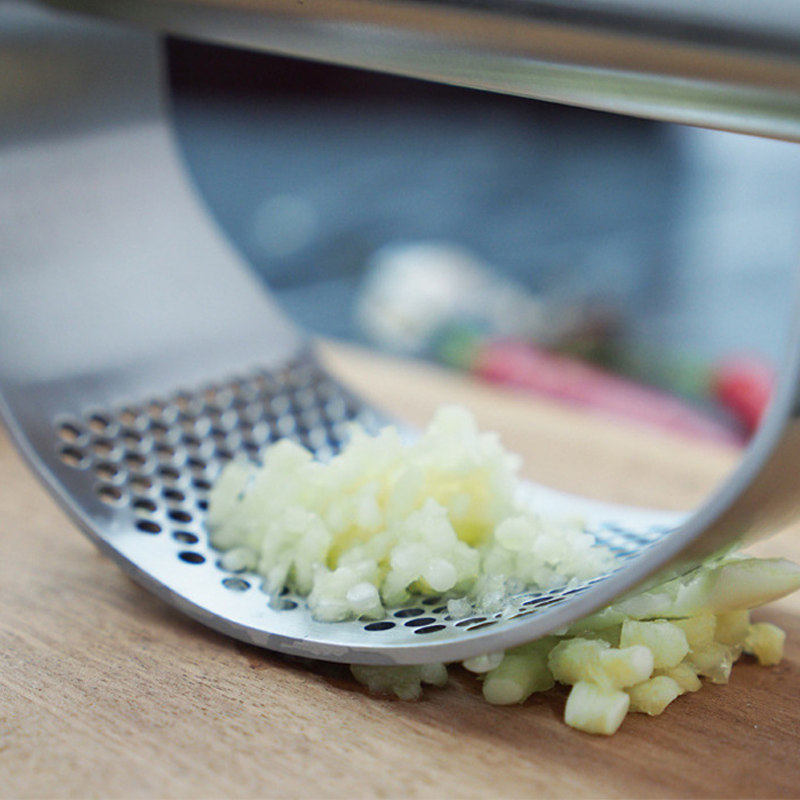 Manual stainless steel garlic press | Stornfield