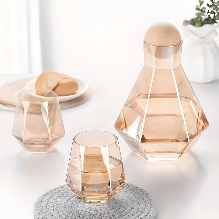 Diamond glass carafe set with 4 glasses – modern and decorative | 5-piece set with lids for water, juice, and wine | Stornfield