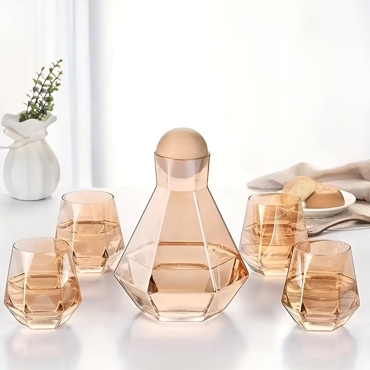 Diamond glass carafe set with 4 glasses – modern and decorative | 5-piece set with lids for water, juice, and wine | Stornfield