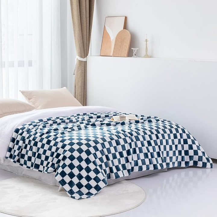 Stornfield | Stylish blanket in checkered pattern for your home