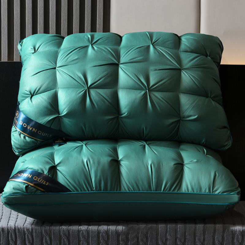 Ergonomic neck pillow with 3D quilting | Stornfield