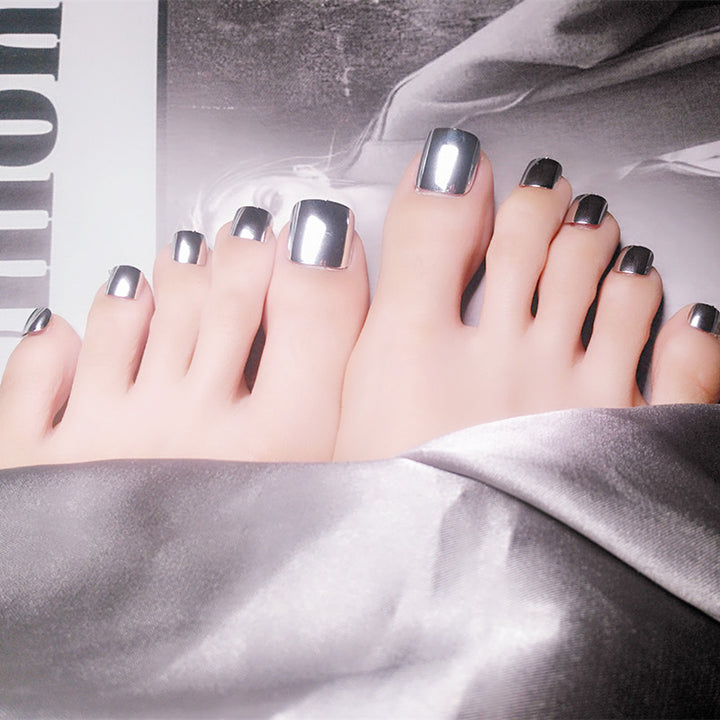 Artful toenails with elegant shine Stornfield