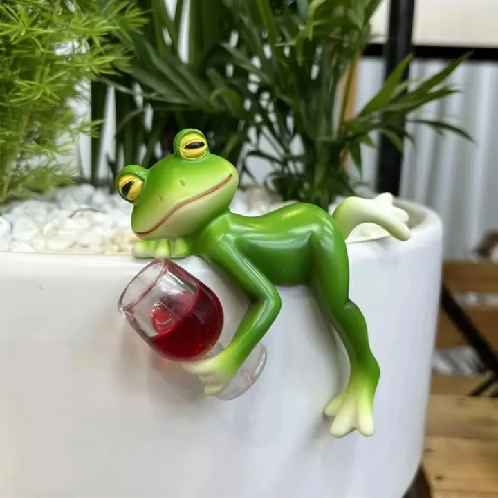 Tipsy Frog Pot Hanger | Stornfield