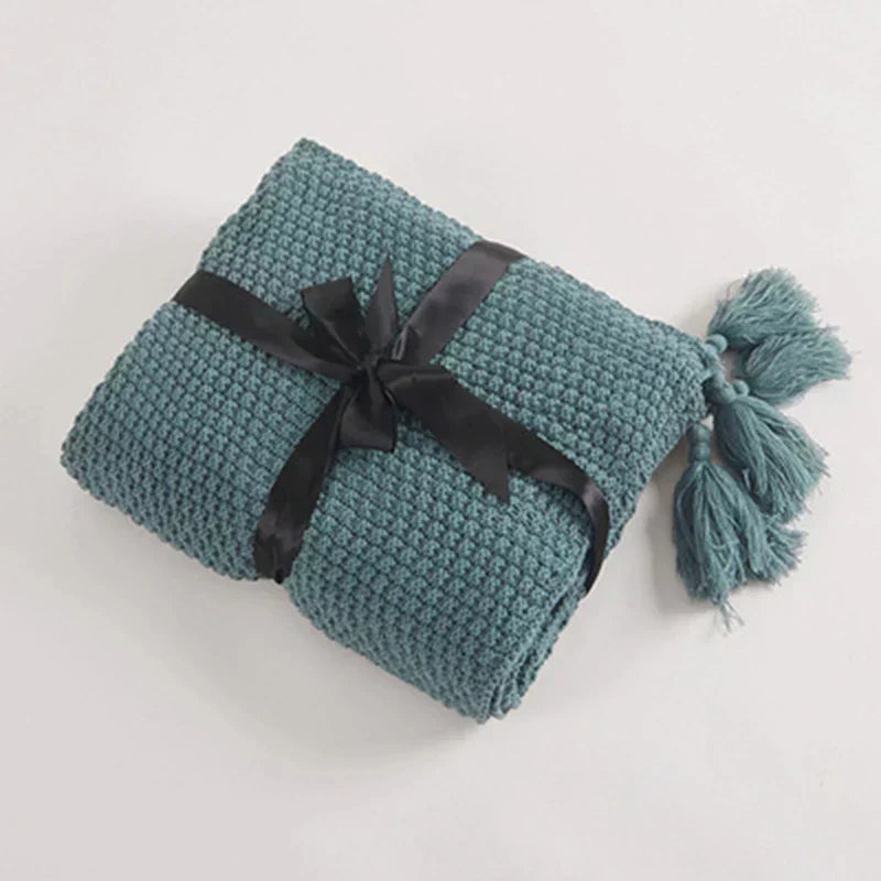 Cozy knitted wool blanket with elegant fringe | Stornfield
