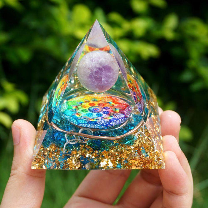 Stornfield | Boule de cristal améthyste avec pyramide orgonite en quartz bleu