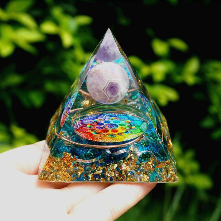 Stornfield | Boule de cristal améthyste avec pyramide orgonite en quartz bleu