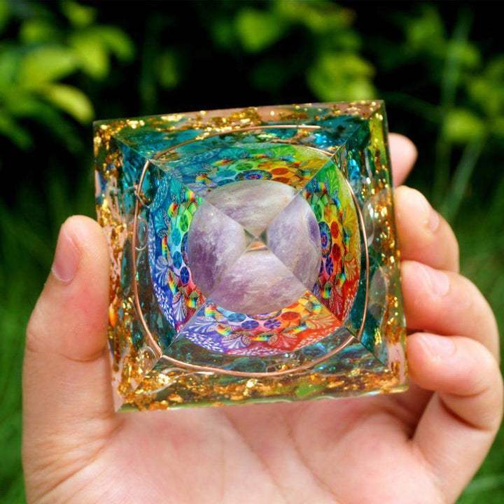 Stornfield | Boule de cristal améthyste avec pyramide orgonite en quartz bleu