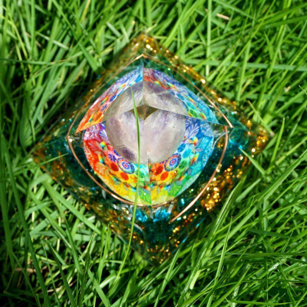 Stornfield | Boule de cristal améthyste avec pyramide orgonite en quartz bleu