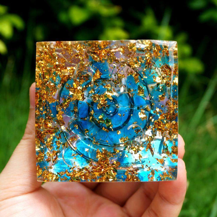 Stornfield | Boule de cristal améthyste avec pyramide orgonite en quartz bleu