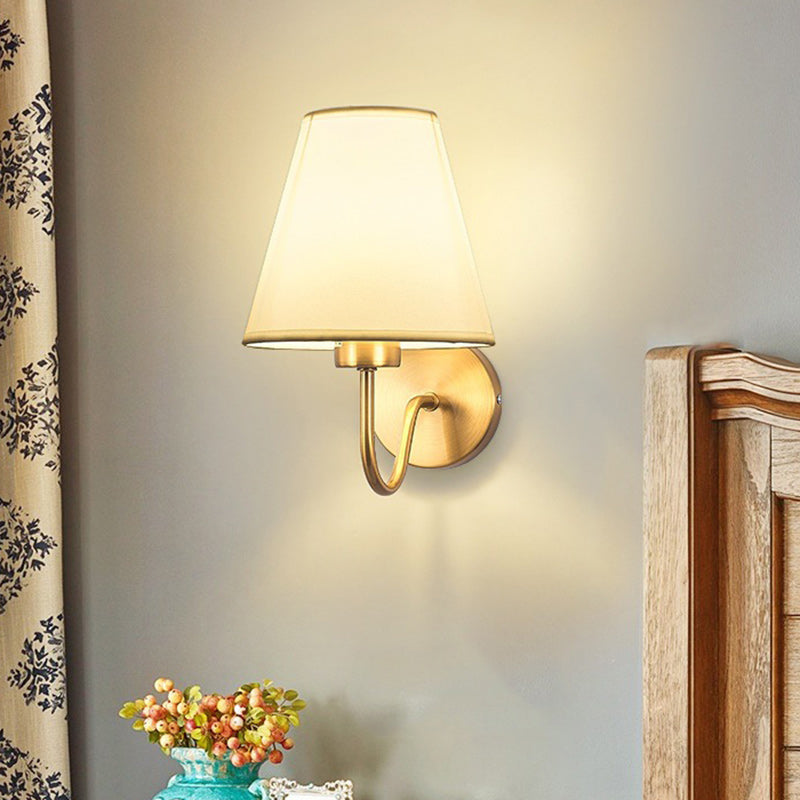 Stornfield | Applique murale contemporaine en fer à tige incurvée nordique ronde avec abat-jour en tissu 1 lumière pour salon