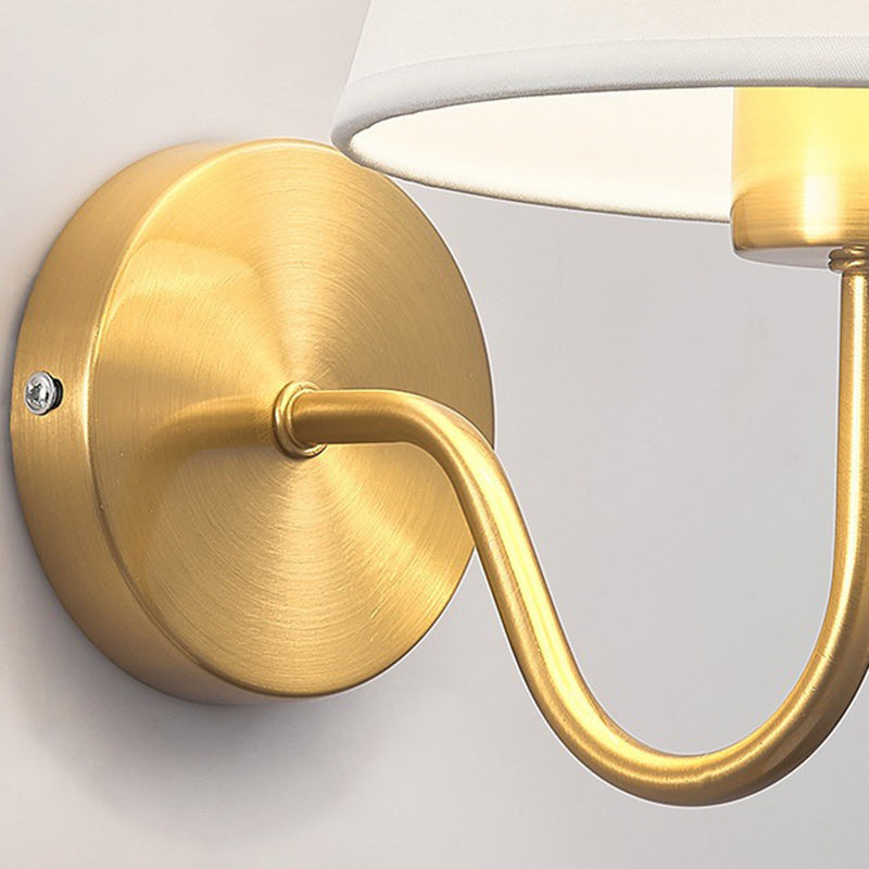 Stornfield | Applique murale contemporaine en fer à tige incurvée nordique ronde avec abat-jour en tissu 1 lumière pour salon