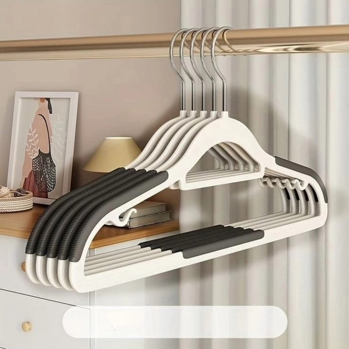 Stornfield | 10 Seamless Clothes Hanger Holders