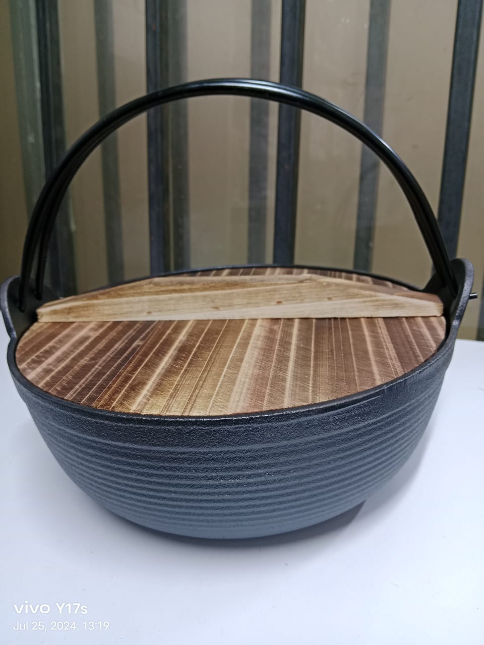 Stornfield | Pre-seasoned pure cast iron wok with flat base and wooden lid