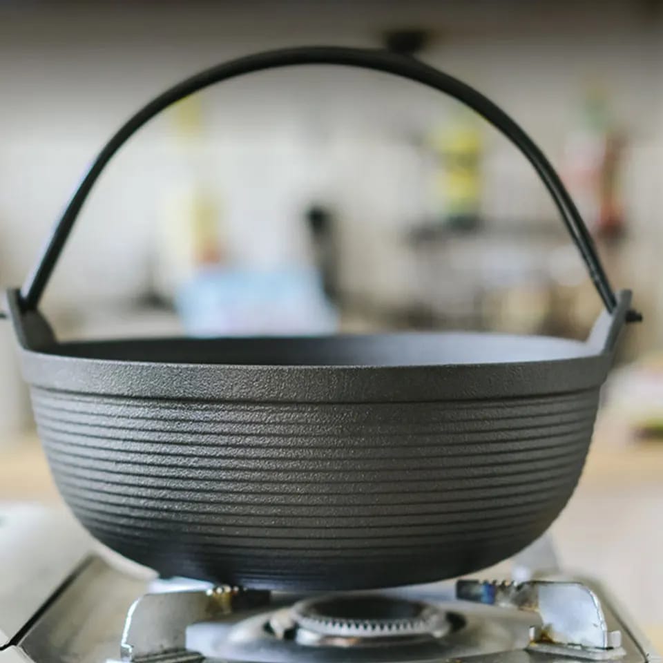 Stornfield | Pre-seasoned pure cast iron wok with flat base and wooden lid