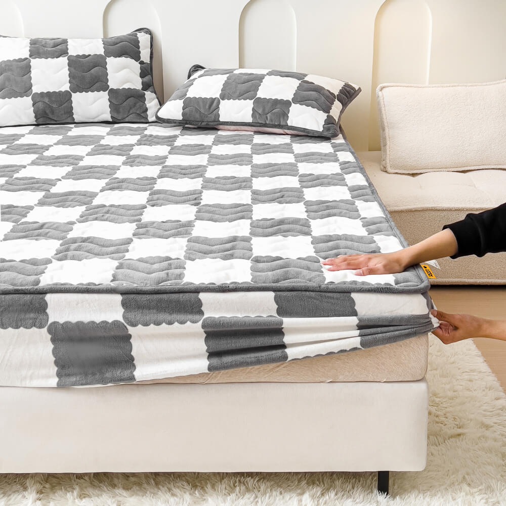 Stornfield | Milk velvet fitted sheet with checks