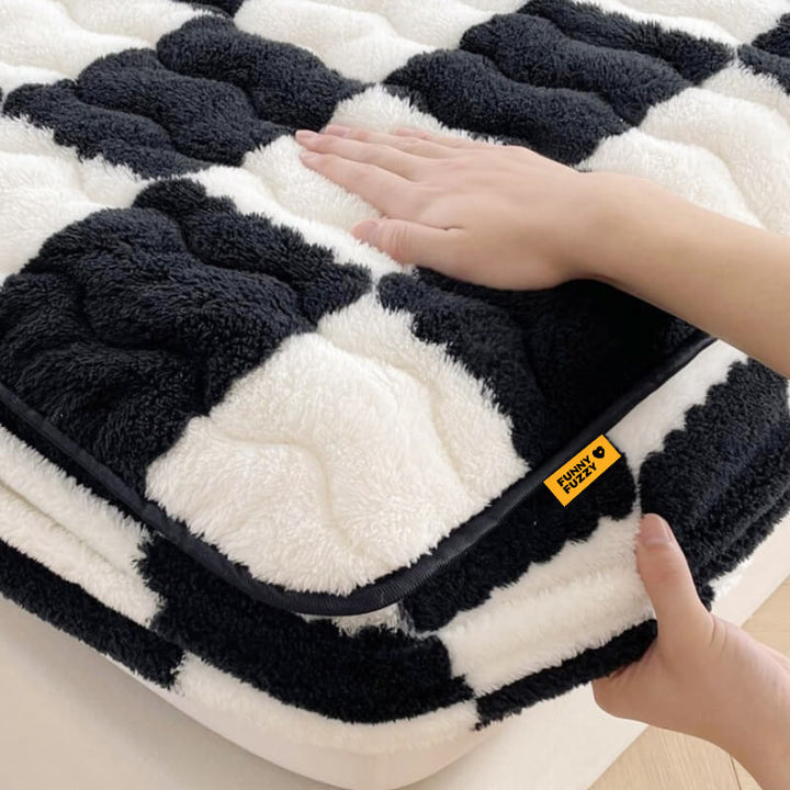 Stornfield | Milk velvet fitted sheet with checks