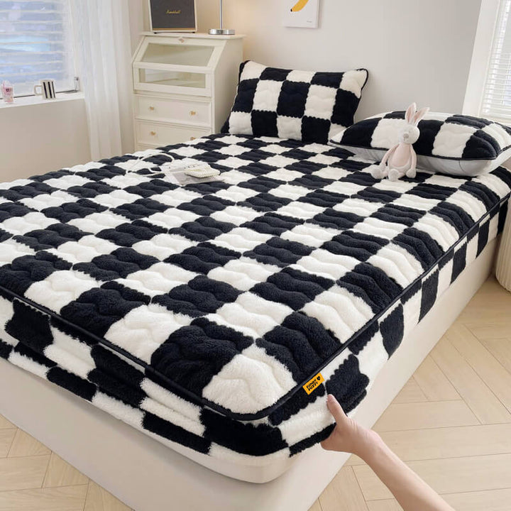 Stornfield | Milk velvet fitted sheet with checks