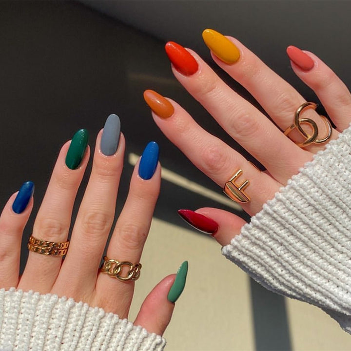 Acrylic nail set with luxurious color gradient and elegant lace accent Stornfield