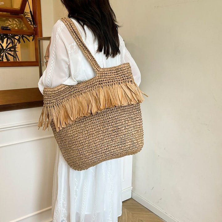 Straw bag with fringes and modern details Stornfield