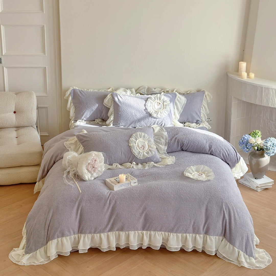 Romantic ruffle bedding set made of quilted cotton blend with decorative roses
