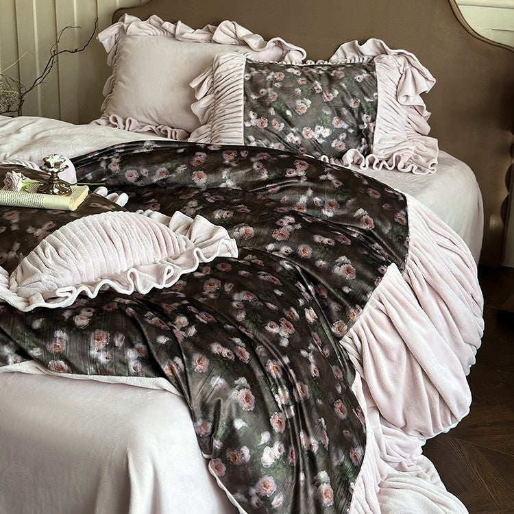 Samt bedding set with ruffled flounces and floral insertion