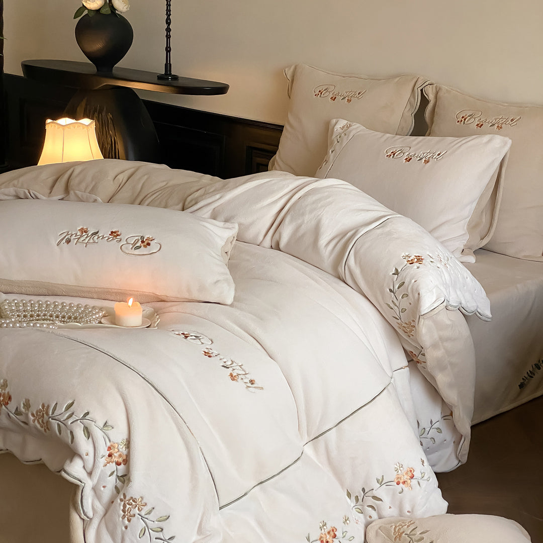 Luxury Embroidered Cotton Sateen Duvet Cover Set with Scalloped Edge Pillow Shams