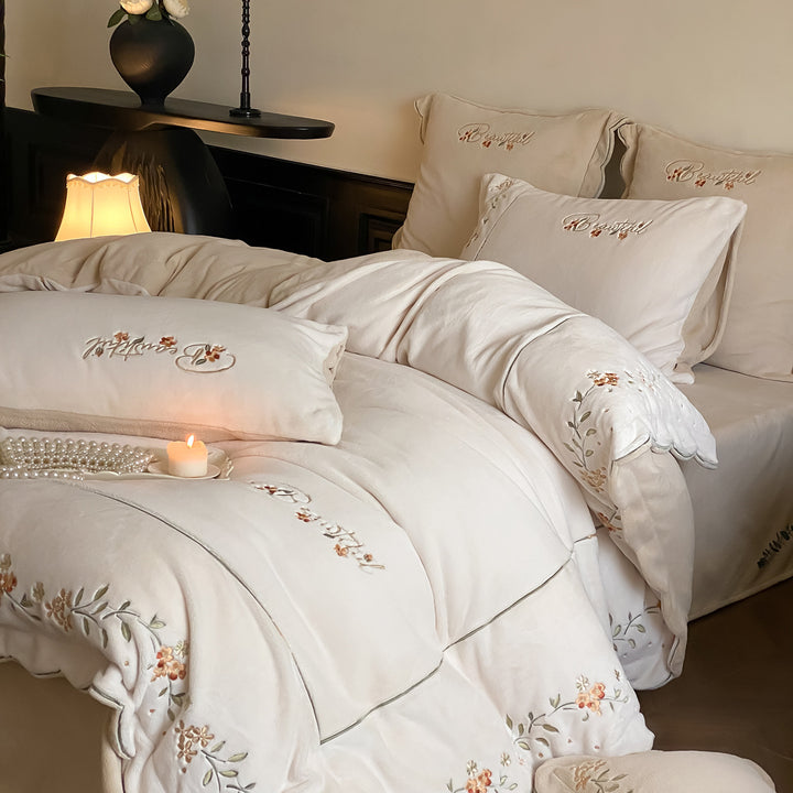 Luxury Embroidered Cotton Sateen Duvet Cover Set with Scalloped Edge Pillow Shams