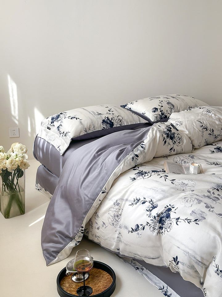 Bedding set made of fine cotton satin with delicate rose watercolor print