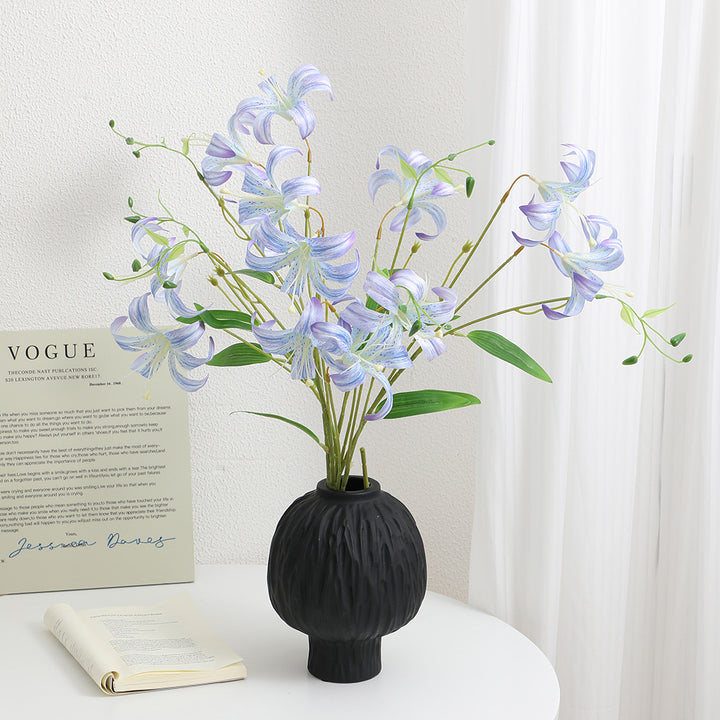 Artificial lily bouquet with detail-loving flowers