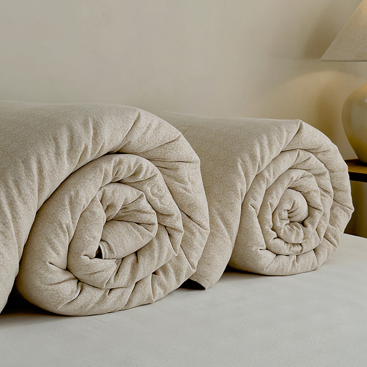 Ultralight thermal quilt with climate-regulating hollow fiber filling