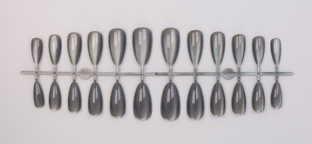 Artificial nail set with shimmering designs Stornfield