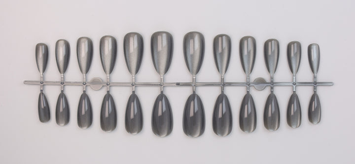 Artificial nail set with shimmering designs Stornfield