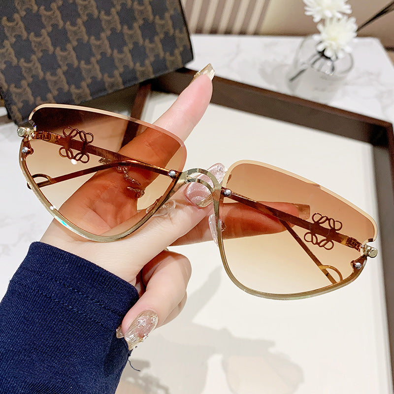 Ladies extravagant sunglasses with modern, geometric frame Stornfield