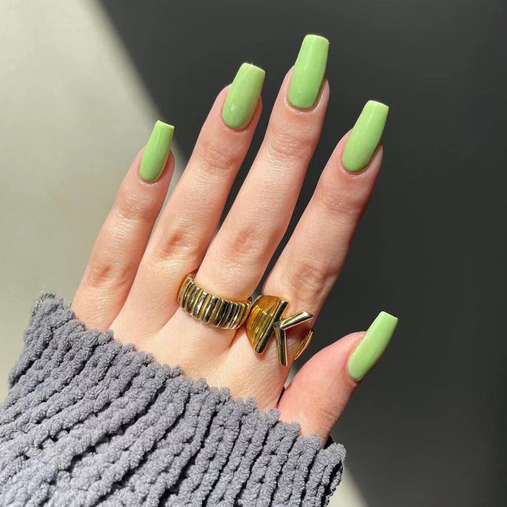 Stylish artificial nails in elegant gloss finish Stornfield