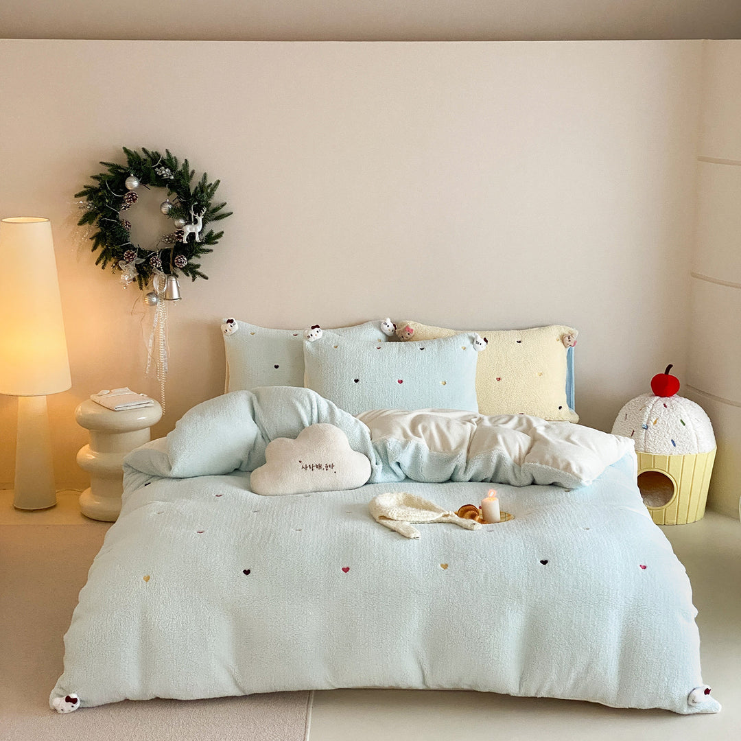 Reversible teddy fleece duvet cover set with embroidered mini hearts and 3D animal head pillow