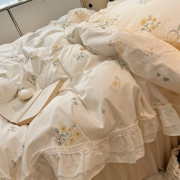 Romantic bedding set with lace ruffle, frills and fine rose stripe