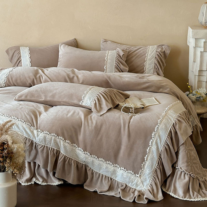 Bedding set with romantic ruffles & lace detail