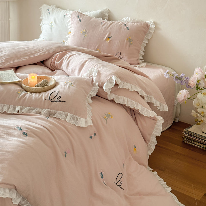 Bedding set made of washed linen-cotton blend with lace ruffle and delicate floral embroidery