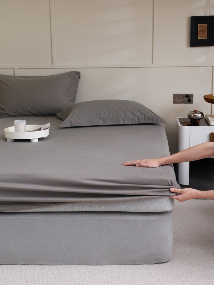 Fitted sheet made of cotton jersey with extra deep hem and elastic all-around rubber