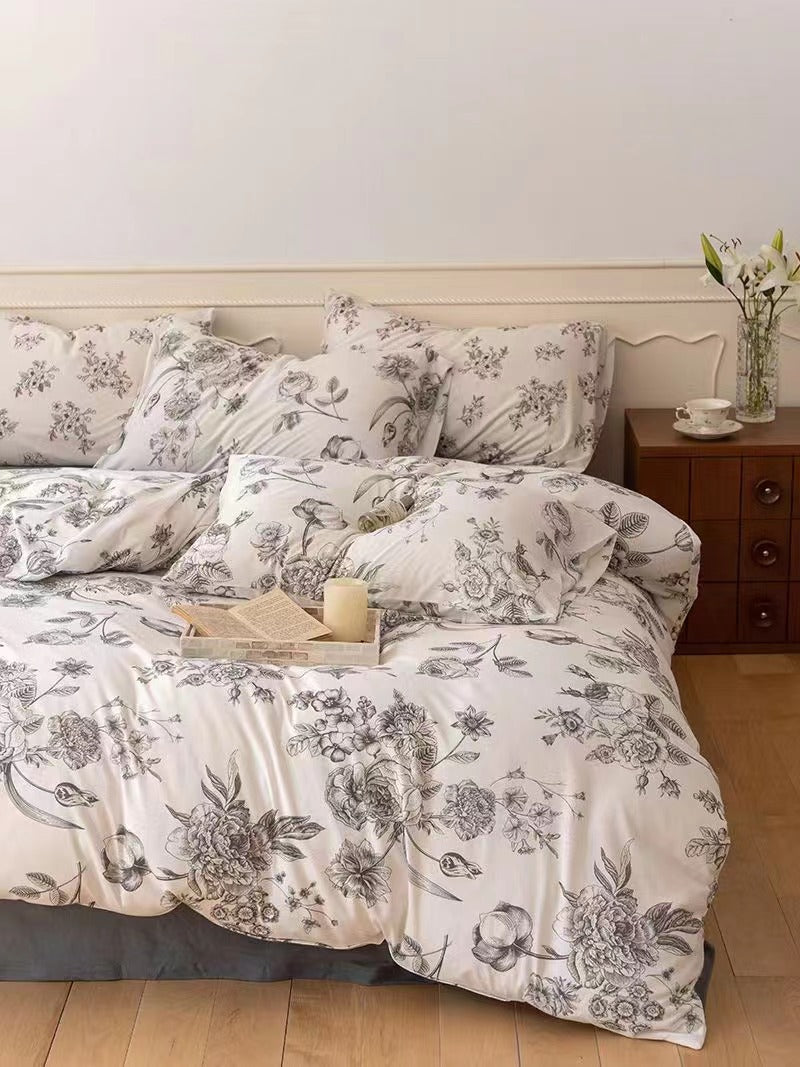Quilted bedding set with floral vintage look and breathable cotton cover
