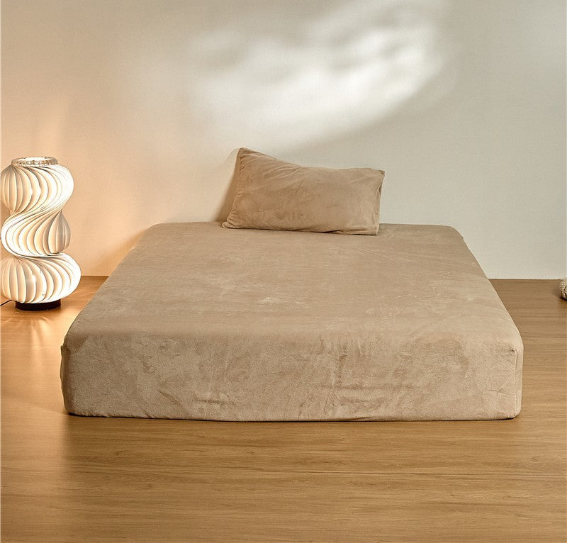 Fitted sheet with deep pocket and microfiber velvet