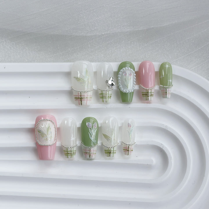 Decorative Press-On Nail Art Set with Floral Accents  1791773215