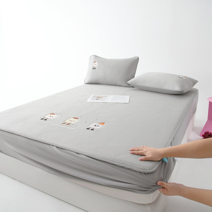 Children's mattress topper with non-slip underside, breathable waffle structure & embroidered animal motifs