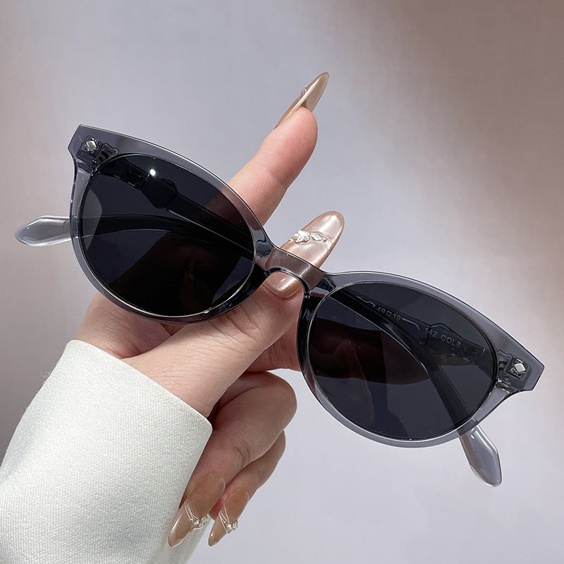 Women Retro-inspired Sunglasses with protected UV filter and sturdy frame Stornfield