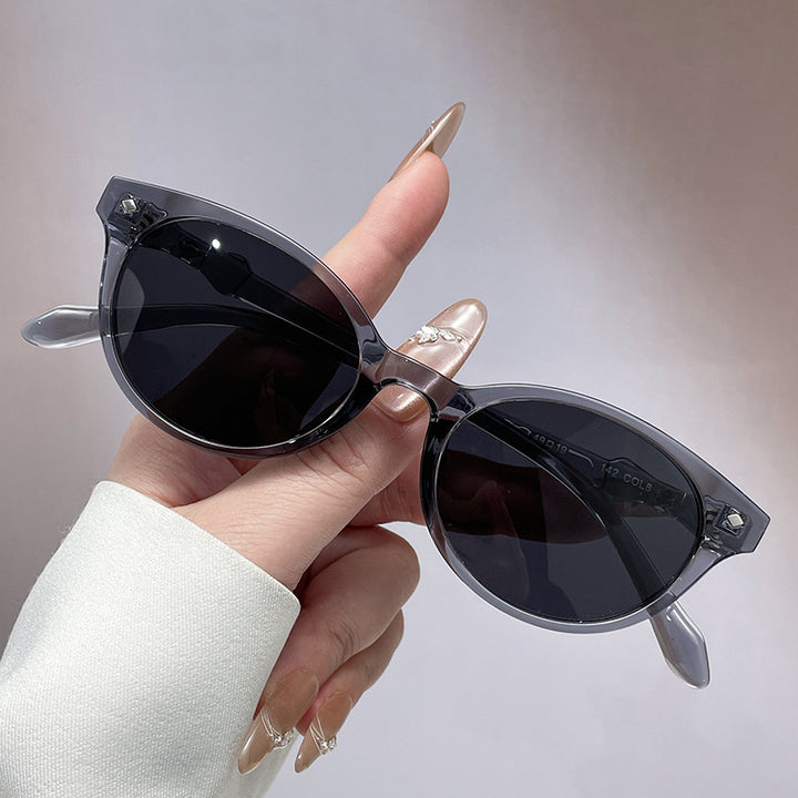 Women Retro-inspired Sunglasses with protected UV filter and sturdy frame Stornfield