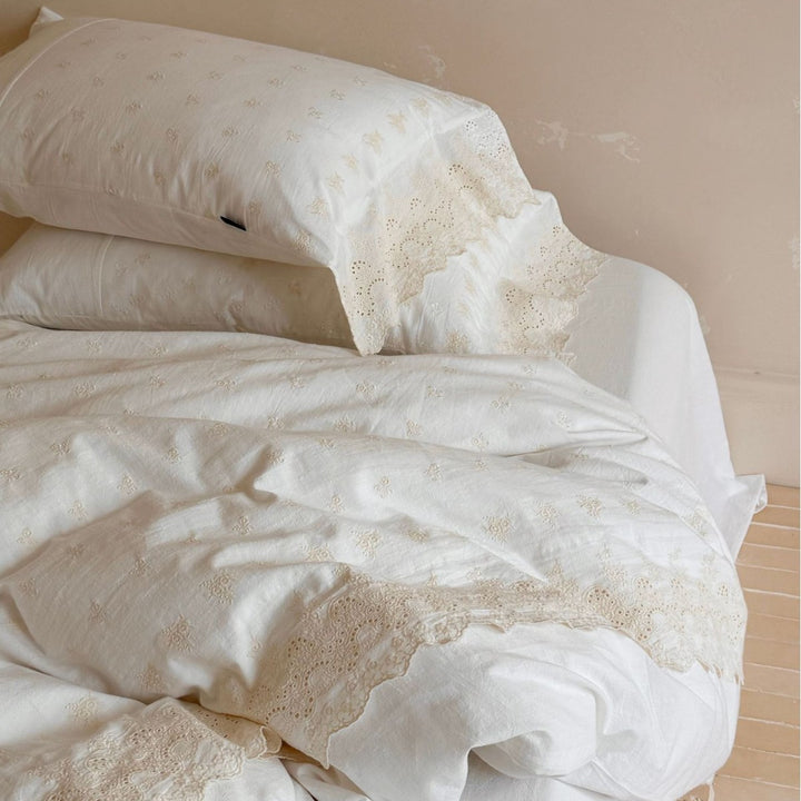 Vintage-Inspired Embroidered Eyelet Cotton Duvet Cover Set with Scalloped Lace Trim & Envelope Pillow Shams