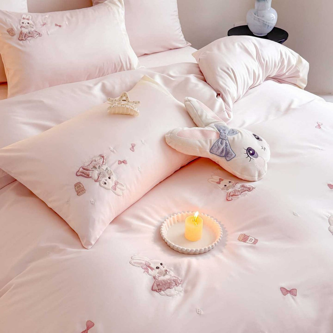 Children's bedding set with embroidered bunny appliqués and satin trim